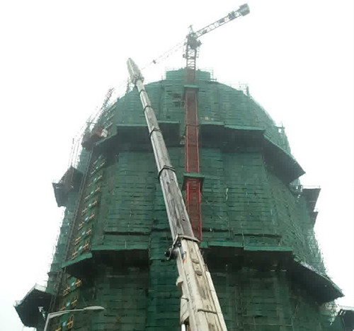 四子王旗吊车在工地上作业